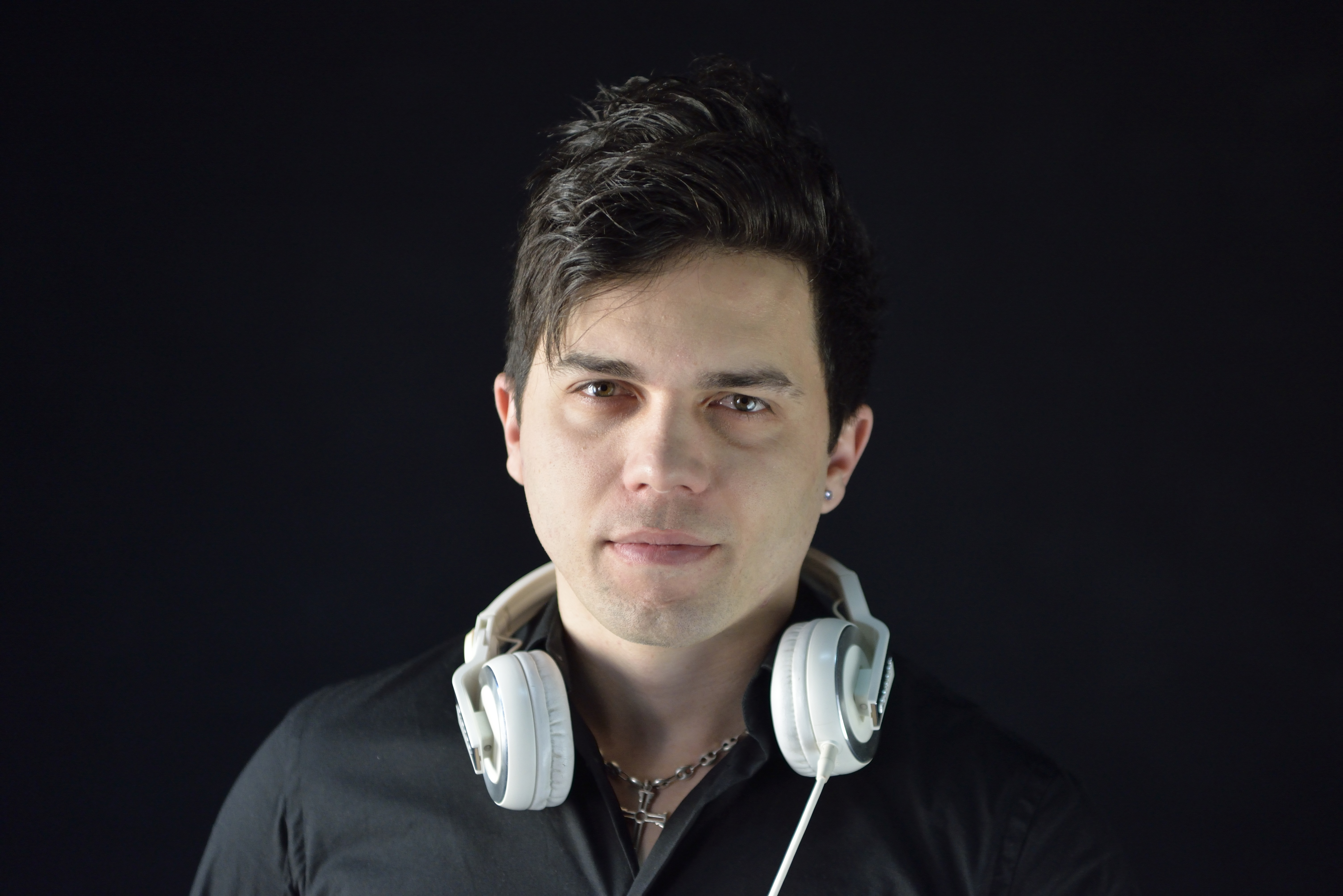DJ Optimum live im Public House ATU, rotes Shirt